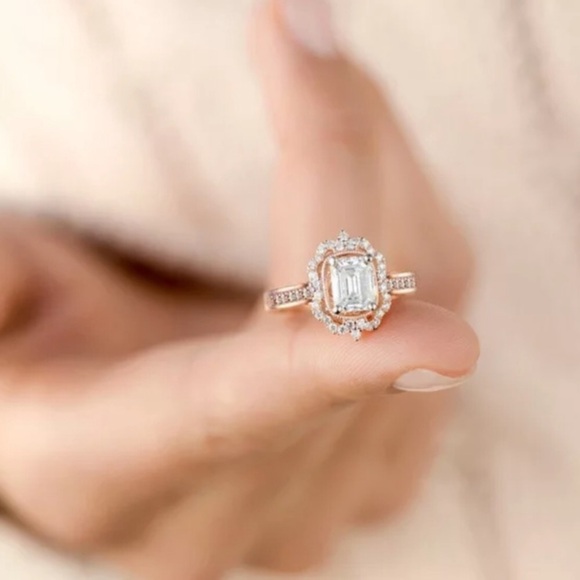 ¥ 18K STRAWBERRY GOLD DIAMOND HALO RING - Picture 3 of 4